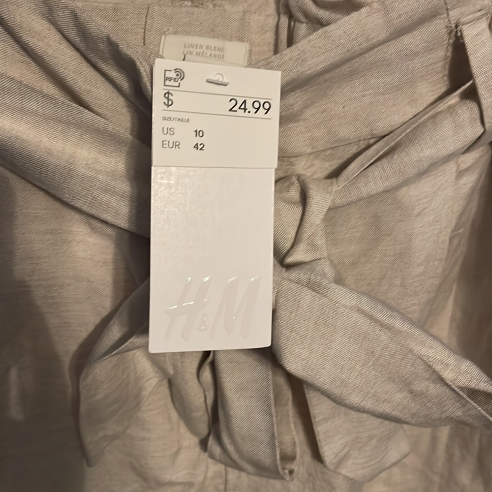 H&M Women’s linen dress shorts.  Size 10. - Picture 4 of 4